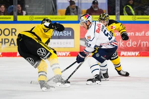 Patrick Hager (weißes Trikot) erzielte gegen Krefeld einen Dreierpack.